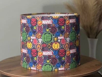 Marvel Superhelden Avengers Logos Decke Trommel Lampenschirm 25 cm/10" - Bild 1 von 2