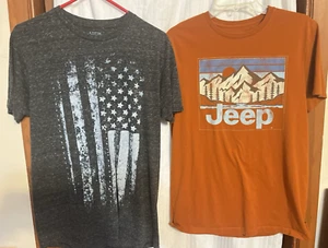 2 Tee's JEEP Mens Short Sleeve Rust Mountains Grey USA Flag Med - Picture 1 of 6
