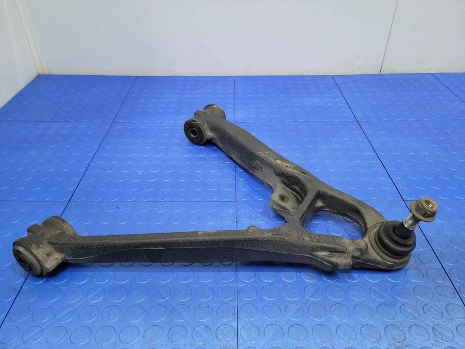 Brazo de control inferior delantero de hierro fundido GM Tahoe Yukon Avalanche lado derecho del pasajero Foto 1 de 4