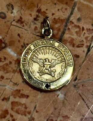 SISTEMA DE REVENTA AZUL MARINO ÁGUILA AMERICANA 1/20 ORO 14K 15 AÑOS ANIVERSARIO COLGANTE Foto 1 de 4