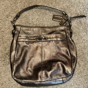 Bolso de hombro Chelsea Coach de cuero metálico con correa ajustable - Imagen 1 de 4