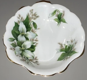 Royal Albert Trillium Bowl Shell Shaped Nut Trinket Sweet Meat 5” Gold Trim Exc - Picture 1 of 6