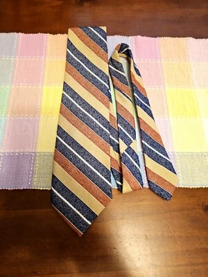 Corbata de traje Wembley para marrón, verde, negro 55" de largo 4" de ancho Foto 1 de 4