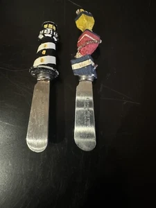 2 BOSTON WAREHOUSE CHEESE KNIFE BUTTER SPREADER LIGHT HOUSE & NAUTICAL BUOY - Picture 1 of 3