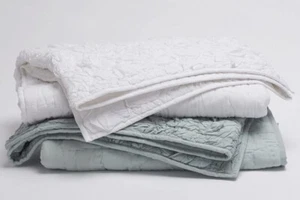 Coyuchi Mojave Organic Cotton Gathered Quilt Toddler Alpine White $268 Retail - Picture 1 of 9
