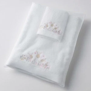 Toalla de baño y lavadora para bebé bordada Bunny Garden en bolsa de organza de Pilbeam - Imagen 1 de 1