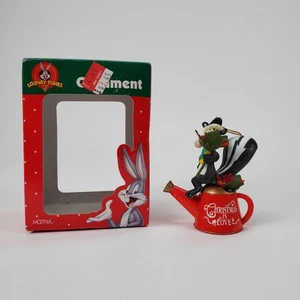 Looney Tunes Pepé Le Pew Ornament by Matrix 1998 "Christmas is Love" - Picture 1 of 9