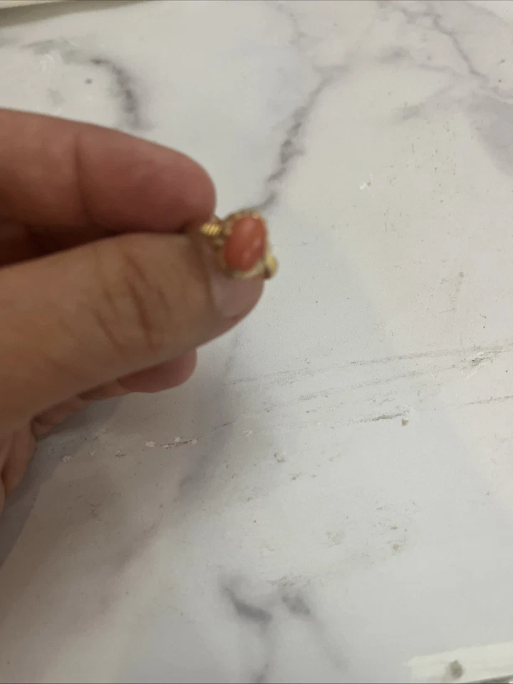Anillo de oro amarillo de 18 K con piedra coralina en el centro talla 7 Foto 1 de 1