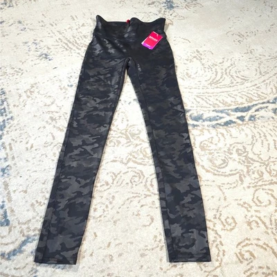 Leggings Spanx Imitación Cuero Camuflados Mujeres Talla S/P Prendas Moldeadoras Atléticas Etiquetas Punk Foto 1 de 4
