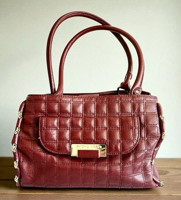 Cartera de mano Antonio Melani acolchada borgoña Foto 1 de 4