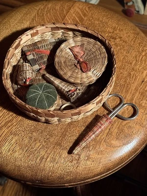 CESTA INDIA ABENAKI TIJERAS DE COSER HILO DEDAL SOPORTE AGUJA PASADOR COJÍN  Foto 1 de 4