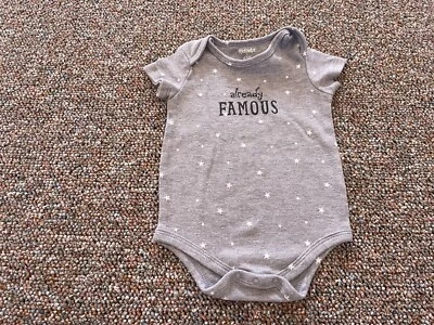 Kidgets Already Famous Gray Star Bodysuit 6-9M Foto 1 de 3