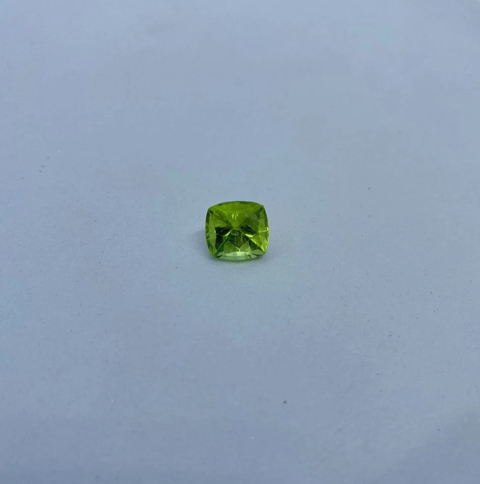 Cojín de piedras preciosas sueltas facetadas de peridoto verde natural forma 10x9x7 mm 7,70 quilates Foto 1 de 4