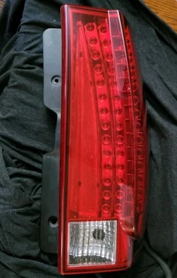 2007-2014 凯迪拉克 ESCALADE 右乘客 GM 9171264 LED 灯尾灯 原始设备制造商 — 第 1/4 张图片