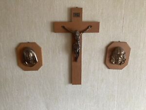  Kruzifix Wandkreuz Holzkreuz 42 cm Jesus Metall sowie 2 Köpfe Metall auf Holz 