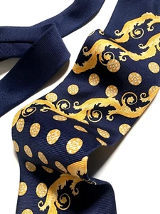 VERSACE VINTAGE AÑOS 10 CORBATA ESCUDO BARROCO ART NOUVEAU ITALIA ORO AZUL OSCURO - Imagen 1 de 16