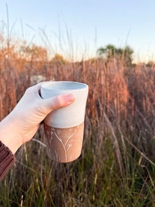 Schöne Hand Keramik Kaffee/Tee Becher mit Deckel glasiert geätzt creme Blumen  - Bild 1 von 5