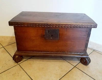 Antico baule in legno di noce - Immagine 1 di 4