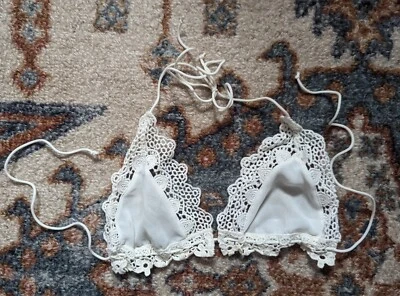 Urban Outfitters Out From Under Triângulo de Renda Branca Bralette Pequeno  - Imagem 1 de 3