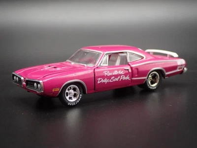 Dodge Super Bee 383 Scat Pack Rosa 1:64 Scala Diorama Modello Auto - Immagine 1 di 4