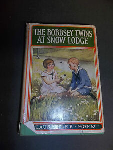 vintage THE BOBBSEY TWINS AT SNOW LODGE hardcover with DJ LAURA LEE HOPE 1913