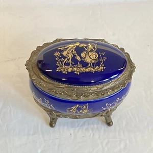 Caja de música baratija de colección Sankyo pareja cortejo patas azules y doradas latón de porcelana - Imagen 1 de 9