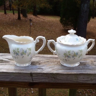 JUEGO DE CREMA Y AZUCARERO FLORAL MAYVIEW forma federal de China de colección Syracuse sin reserva Foto 1 de 4