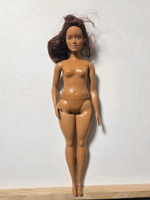 Muñeca latina 2015 Tan AA BARBIE PELO ROJO CASTAÑO FASHIONISTAS DESNUDA 4 ROBLE USADA EN EXCELENTE ESTADO C318 Foto 1 de 4