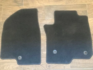 Alfombrillas delanteras negras OEM 2020-2024 Cadillac Escalade GM 84366966 - Imagen 1 de 3