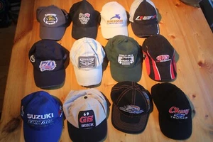 Menge 12 Hüte Druckknopflasche Rennauto, Chevy, Screamin Eagle, Team Suzuki, GS - Bild 1 von 16