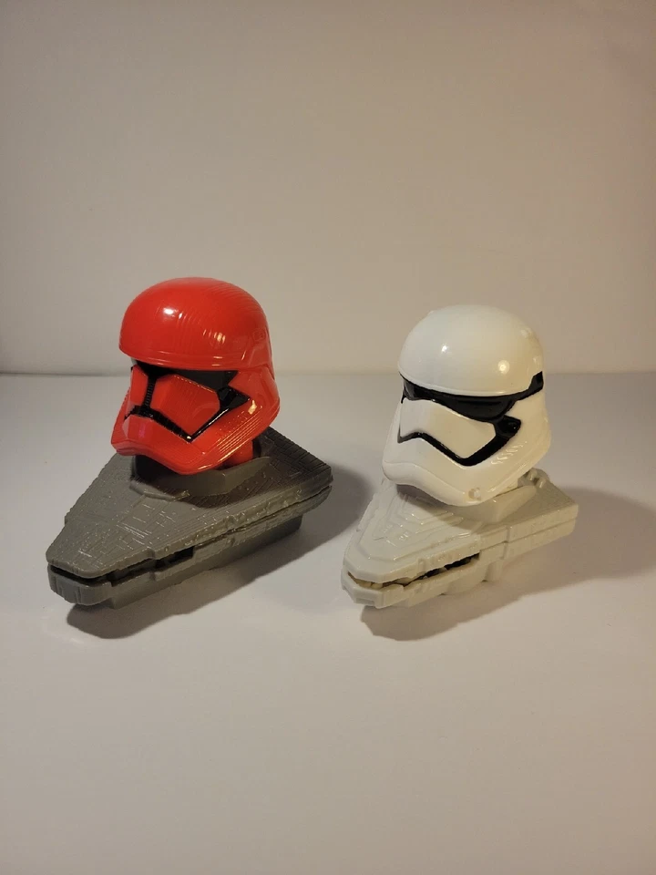 Lote de 2 bonecos colecionáveis Star Wars Stormtrooper e Der'kal Red Stormtrooper - Imagem 1 de 4