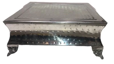 Soporte para pastel de boda 14” cuadrado plateado en relieve martillado metal meseta patas Foto 1 de 4