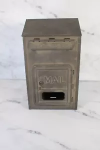 P.O. vintage Cassetta postale in ottone slot per lettere Corbin armadio serratura co montaggio a parete senza chiave - Foto 1 di 6