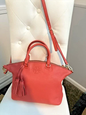 Bolso Bandolera Tory Burch Cuero Guijarro Coral Thea Slouchy $495 Monedero Foto 1 de 4