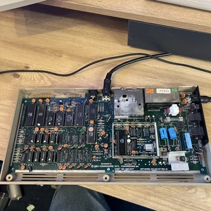 Carte mère Commodore 64 fonctionnelle avec côté d'origine - Photo 1/15