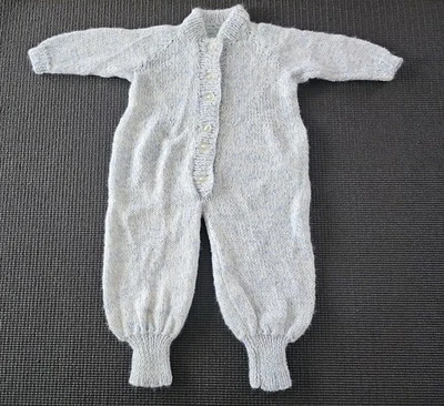 Tuta fatta a mano bambino in maglia blu bianca con bottoni maculati davanti 0-3m - Immagine 1 di 4