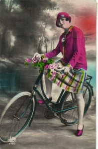 Una dama montando en bicicleta - Ciclismo - Foto postal antigua años 1900 2 - Imagen 1 de 2