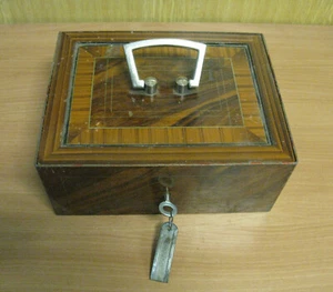 Alte Geldkassette mit 1 Schlüssel Holzoptik Vintage  inkl. MwSt. - Bild 1 von 2