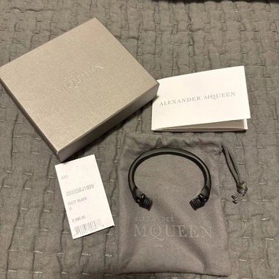 Pulseira Alexander McQueen preta caveira metal preto fosco autêntica - Imagem 1 de 4