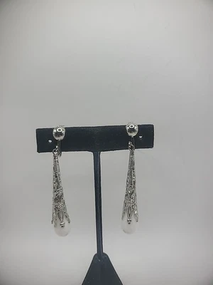 Vintage Earrings Clip On Drop Dangle Teardrop Shape White Silver Tone Jewelry - Imagem 1 de 4