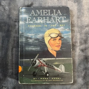 AMELIA EARHART Courage in the Sky by Mona Kerby (1990) Weekly Reader HC - Bild 1 von 9