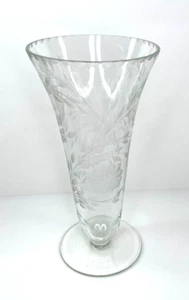 Vaso vintage in vetro inciso top smerlato punti floreali foglie steli alto 10” - Foto 1 di 7