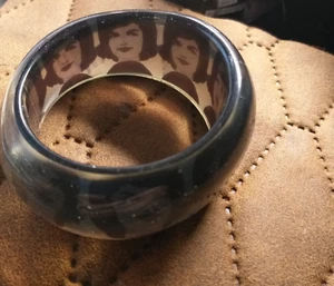 VINTAGE Jackie O. Armreif - Unikat Einzelstück - Kunststoff - Kopf Frau Armband - Bild 1 von 4