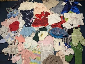49-teiliges Set Vintage Puppenkleidung verschiedene verschiedene Größen Babypuppen (Ar) - Bild 1 von 18