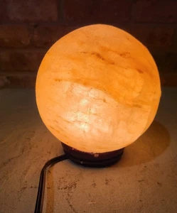 Hochwertige Himalaya Salz Lampe Kugel großer Holzsockel - Bild 1 von 4