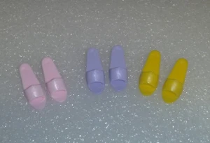 Barbie Schuhe 3 Paar Slides mit niedrigem Absatz für bewegliche Puppen mit Plattfüßen in 3 Farben - Bild 1 von 8