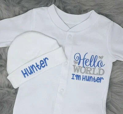 SONNY AND KIT Personalisiertes Baby Grow + Mütze Set, Schlafanzug, bestickt Junge individuelles Geschenk Neugeborenes