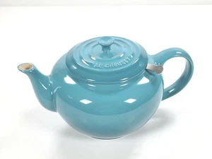 Tetera redonda corta de gres Le Creuset con colador 44 oz / 1,3 L azul caribeño - Imagen 1 de 15
