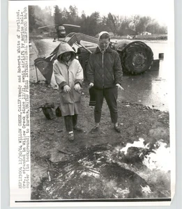 Stranded Family in FLOODED Willow Creek California Vintage 1964 Press Photo - Picture 1 of 2