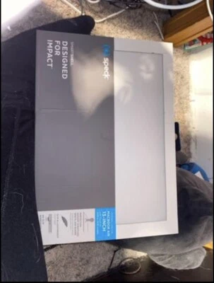 Speck - Funda rígida SeeThru para Apple® MacBook® Air Clear de 13" Foto 1 de 4